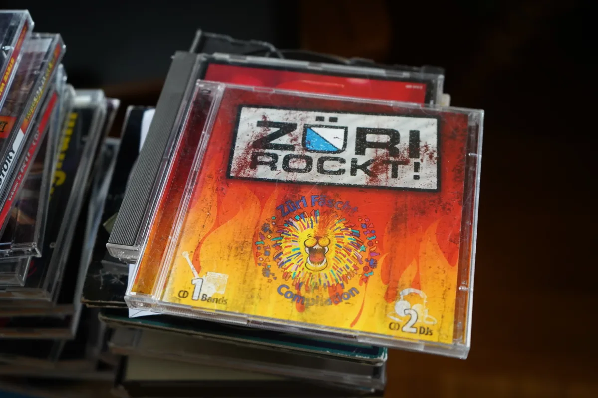 Eine CD ist auf einem Stapel anderer CDs zu sehen.
